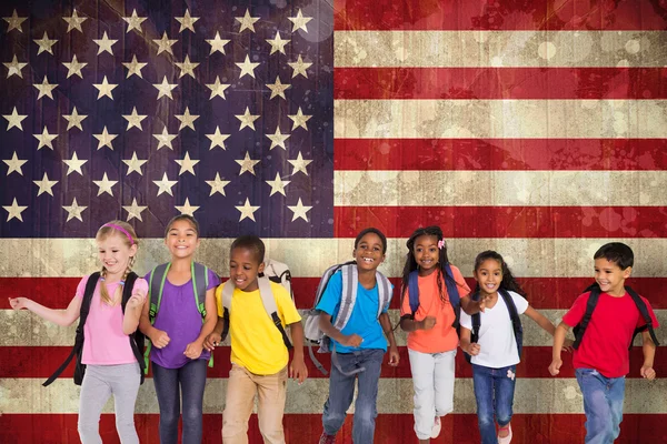 Ученики, выступающие против флага США — стоковое фото