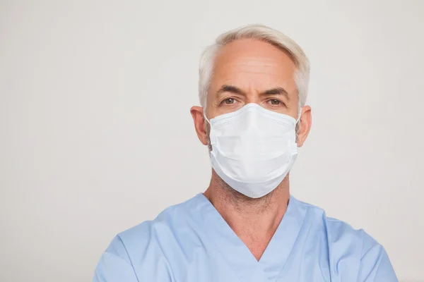 Dentist in surgical mask looking at camera — Stock Photo, Image