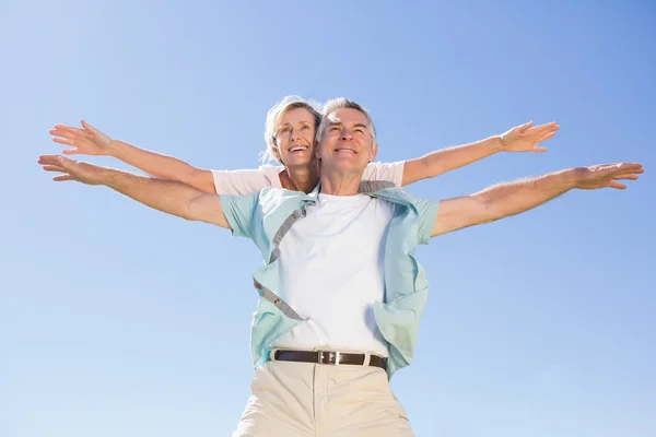 Gelukkig senior man geven zijn partner een piggy back — Stockfoto