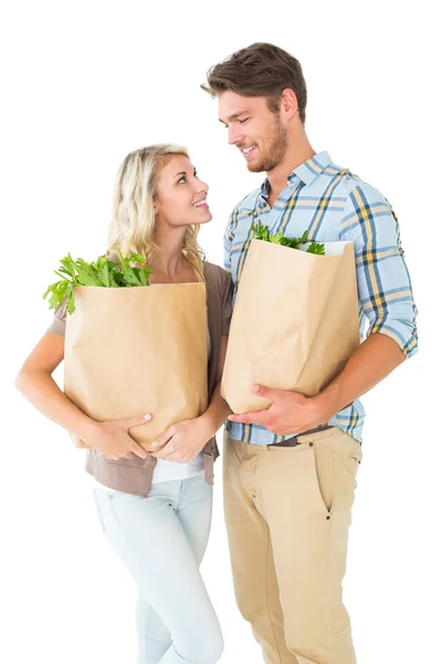 Casal atraente segurando seus sacos de supermercado — Fotografia de Stock