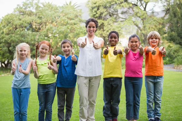 Teacher standing with pupils outside — Stock Photo, Image