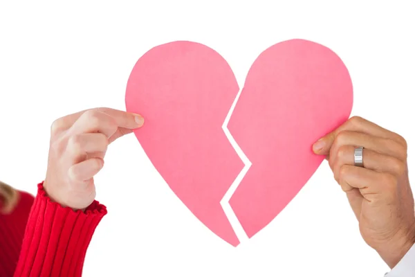 Pareja sosteniendo dos mitades de corazón roto — Foto de Stock