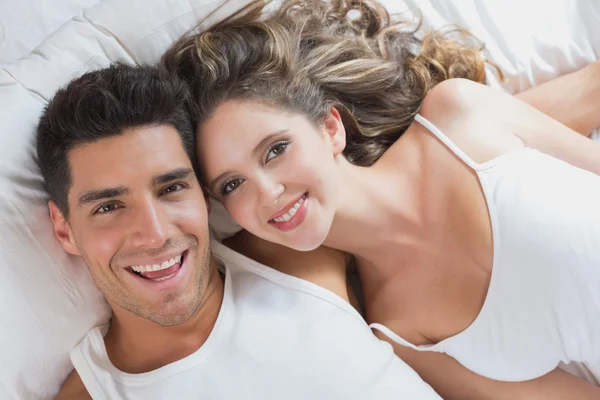 年轻的夫妇躺在家里的床上 — 图库照片
