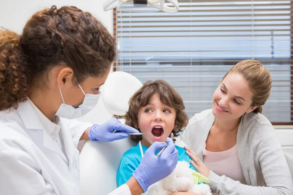 Pediatrische tandarts onderzoeken een weinig jongens tanden — Stockfoto