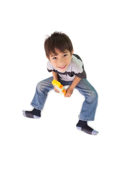 Kleiner Junge spielt mit Bauklötzen — Stockfoto