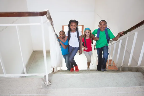 Söta elever går uppför trappor — Stockfoto