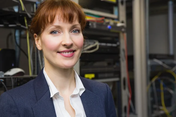 Bastante técnico de computación sonriendo —  Fotos de Stock