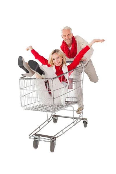 Glückliches Paar irrt im Einkaufswagen umher — Stockfoto