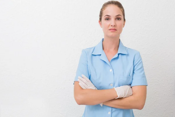 Seriöse Zahnarzthelferin blickt in Kamera — Stockfoto