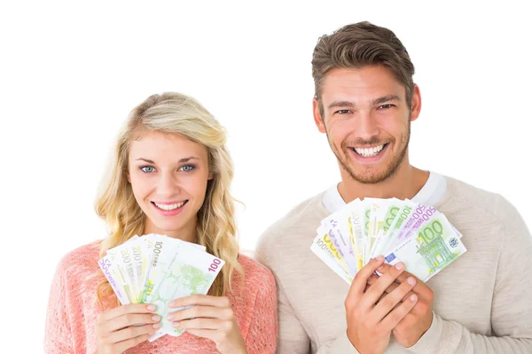 Attraktives Paar lässt sein Bargeld blinken — Stockfoto