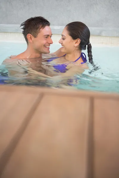 Romantic couple in swimming pool — Stock Photo, Image