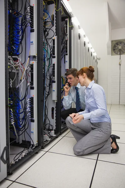 Team of technicians kneeling — Stock Photo, Image