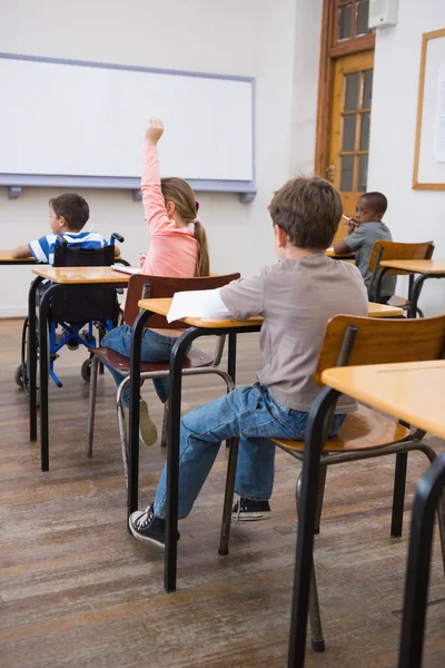 Aluno com deficiência escrevendo em sala de aula — Fotografia de Stock