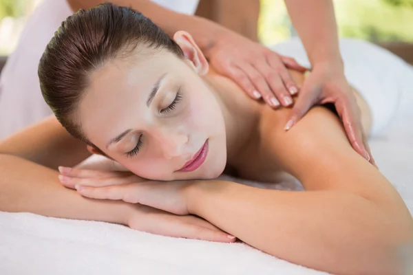 Atrakcyjna kobieta odbiera masaż pleców w centrum odnowy biologicznej — Zdjęcie stockowe