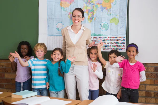 Leraar en leerlingen in klas glimlachen — Stockfoto