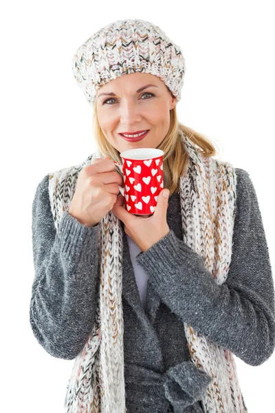 Mulher sorridente no inverno moda olhando para a câmera com caneca — Fotografia de Stock