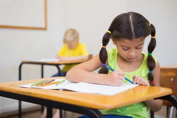 Elever färga på skrivbord i klassrummet — Stockfoto