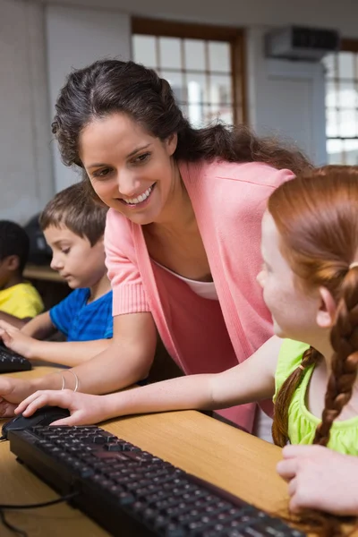 Οι μαθητές στην τάξη του υπολογιστή με δάσκαλο — Φωτογραφία Αρχείου