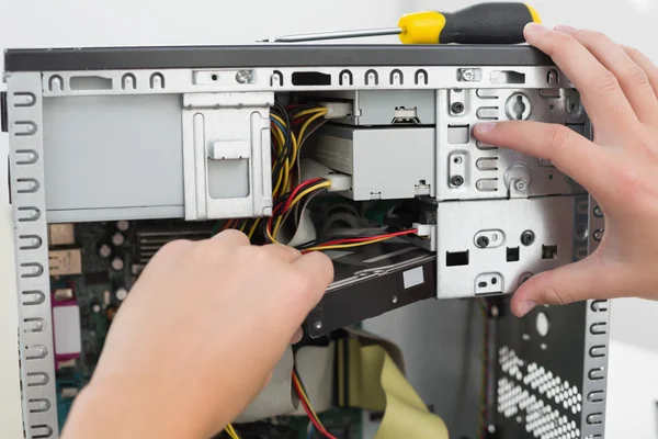 Técnico trabalhando em computador quebrado — Fotografia de Stock