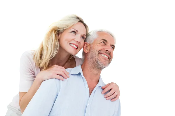 Sorrindo casal abraçando e olhando — Fotografia de Stock