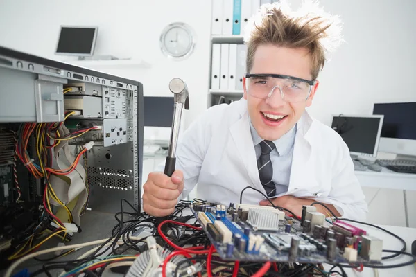 Ingeniero informático enloquecido sosteniendo martillo — Foto de Stock