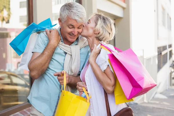 Gelukkige volwassen paar kijken naar hun winkelen aankopen — Stockfoto