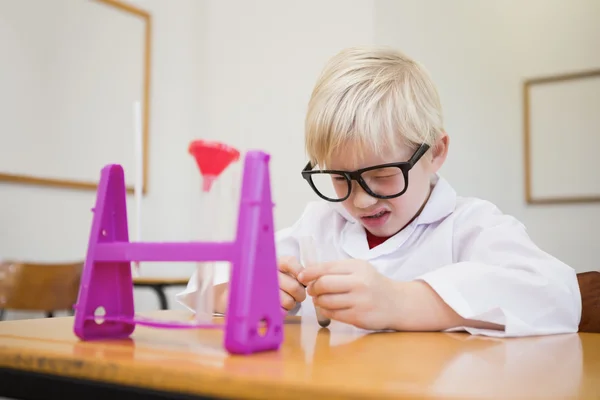 Elev klädd som forskare i klassrummet — Stockfoto