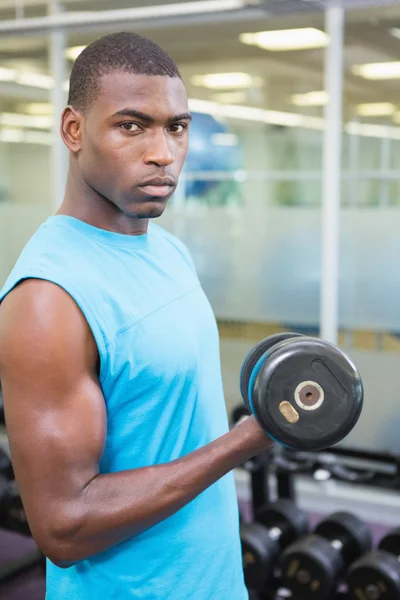 Homme exerçant avec haltère dans la salle de gym — Photo