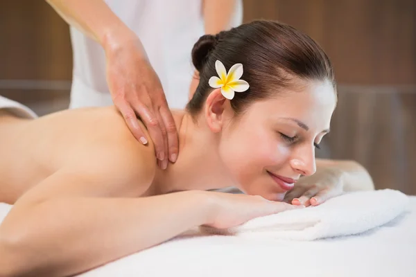 Attraktive Frau erhält Rückenmassage im Wellness-Center — Stockfoto