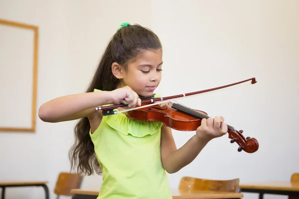 Pupil playing violin in classroom — Stock Photo, Image