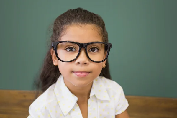 Netter Schüler im Klassenzimmer — Stockfoto