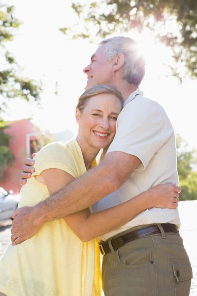 Lyckliga äldre par embracing i staden — Stockfoto