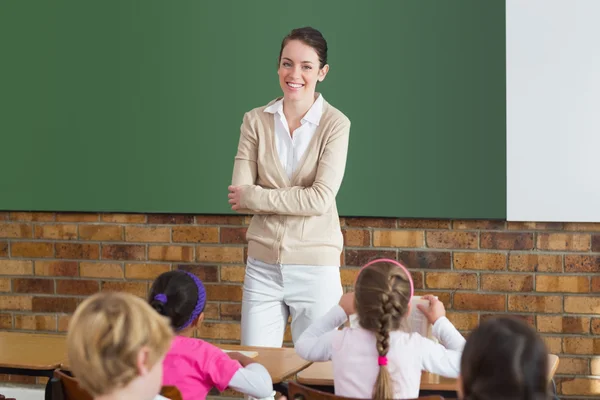Учні слухають вчителя в класі — стокове фото
