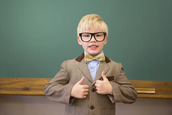 Aluno vestido de professor em sala de aula — Fotografia de Stock