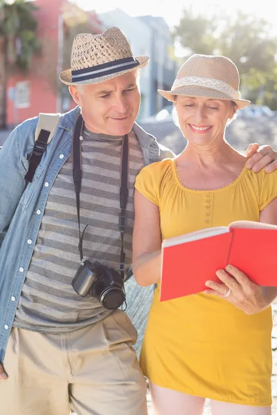 Pareja de turistas felices usando guía en la ciudad — Foto de Stock