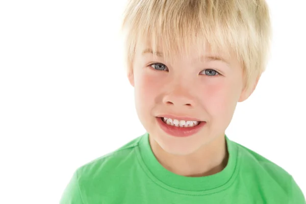 Ładny mały chłopiec uśmiecha się do kamery — Zdjęcie stockowe
