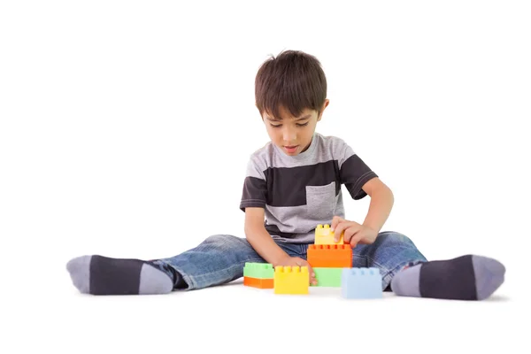 Menino brincando com blocos de construção — Fotografia de Stock