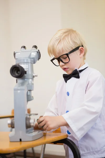 Aluno vestido de cientista em sala de aula — Fotografia de Stock