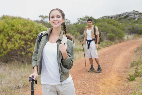 Wandelen paar lopen op berg terrein — Stockfoto