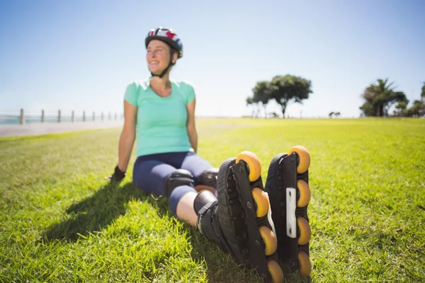 Volwassen vrouw passen in roller messen op het gras — Stockfoto