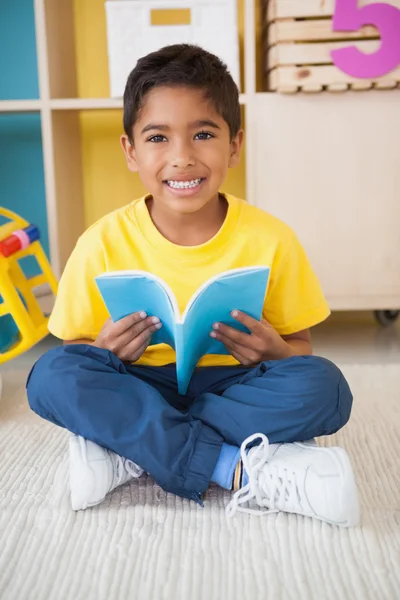 Μικρό αγόρι στον όροφο ανάγνωση μέσα στην τάξη — Φωτογραφία Αρχείου