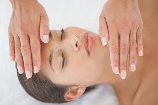 Linda morena desfrutando de massagem na cabeça — Fotografia de Stock