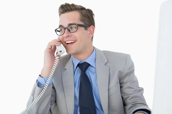 Нервный бизнесмен разговаривает по телефону — стоковое фото