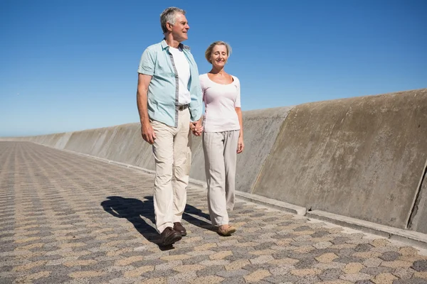 Glückliches Senioren-Paar spaziert auf der Seebrücke — Stockfoto