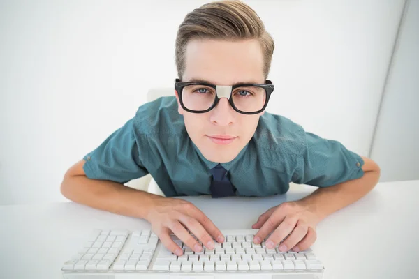 Casual businessman typing at his desk — Stock Photo, Image