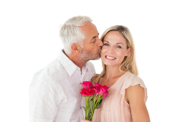 Любящий мужчина целует свою жену в щеку — стоковое фото