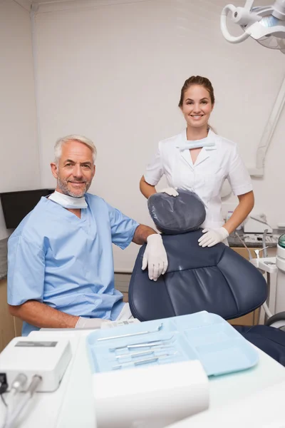 Dentista e assistente sorridente alla macchina fotografica — Foto Stock