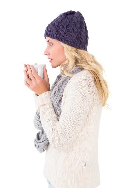 Pretty blonde in winter fashion holding mug — Stock Photo, Image