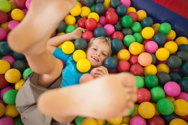 Pojke spelar i bollhav — Stockfoto