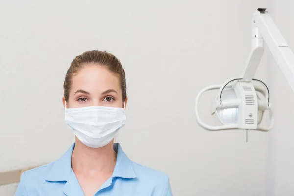 Zahnarzthelferin in Maske blickt in Kamera — Stockfoto